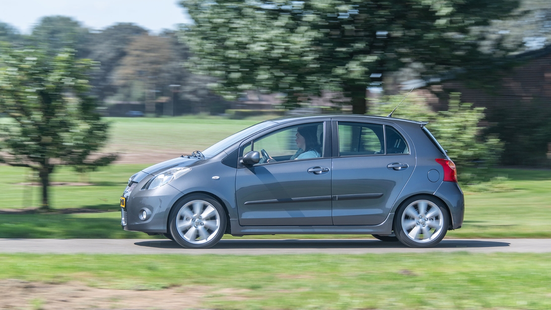 Toyota-Yaris-T-Sport-zijaanzicht rijdend