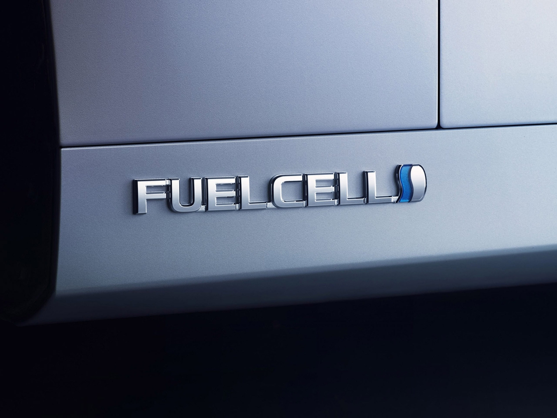 waterstof-elektrische-Toyota-Mirai-embleem.jpg