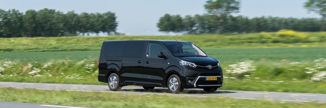 Toyota-exterieur-Proace-zwart-schuinvoor-rijdend-natuur