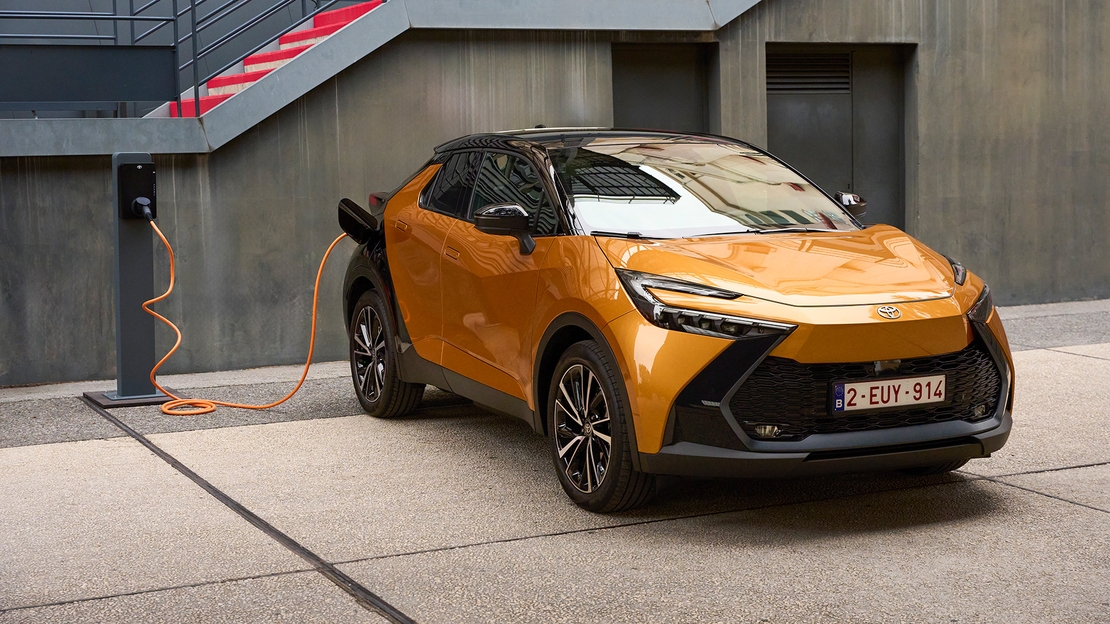 Toyota-C-HR-exterieur-driekwart-linksvoor-Plug-in-hybrideversie-tijdelijk-zonder-meerprijs